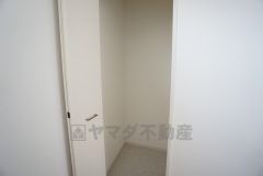 キッチン横パントリー収納。食器やキッチン用品、食料品の保存に便利です＾＾高さのある物もスッキリ収納できます＾＾