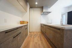 対面式カウンターキッチンでお子様の様子が見守れます。カウンタートップは耐熱性に優れており、日ごろのお掃除もふき取るだけでＯＫ。ステンレスシンクも簡単にお掃除できますよ。