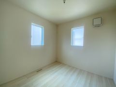 2面採光を確保した明るい室内は、風通しも良く、大変居心地の良い空間となっております。