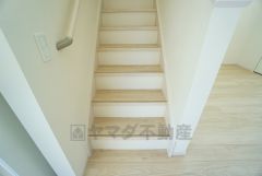 ご年配の方でも安心できる、手すり付き階段です＾＾段差も低めで設定されてますので安全性にも優れてますね＾＾