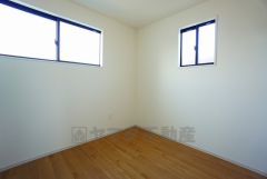 2面採光を確保した明るい室内は、風通しも良く、大変居心地の良い空間となっております。爽やかな風を感じて起きる朝は、快適生活の始まりに。