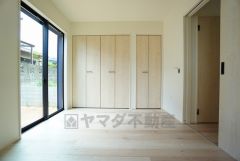 明るい洋室です。ナチュラル色のフローリングで開放的な優しい雰囲気になっています＾＾ベッドや机、ＴＶを置いてもゆとりのある広さです。