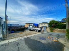 北東側3.7ｍ、南東側3.9ｍ。 西鉄バス「庄」停徒歩13分。コンビニ・スーパーまで徒歩14分圏内＾＾