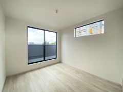 2面採光を確保した明るい室内は、風通しも良く、大変居心地の良い空間となっております。日当たりがよく、子供部屋としての利用もおすすめ。