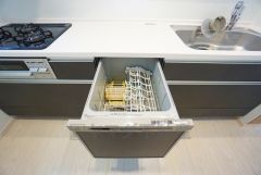 家事の時間が短縮できる食器洗浄乾燥機付。後片付けもラクラクです。 食器を洗う手間が減るので家族とのコミュニケーションの時間や自分の時間が増えますね。