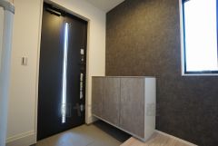 同仕様写真。たっぷり収納できるシューズボックスです。家族全員の靴がきれいに整頓できます。棚の上にお花や写真を飾っても良いですね。