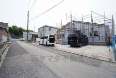 前面道路は約5.3ｍ。 カースペースは停めやすい5台付きです。 間口が広く駐車がスムーズにできます＾＾