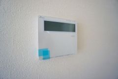 給湯器リモコンはキッチン横からボタンひとつで操作が楽々。通話ボタン付きでお子様とも会話ができて安心です。