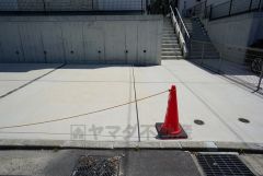 停めやすい並列駐車2台付き。