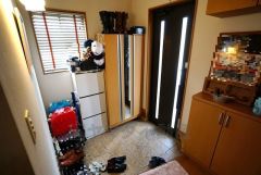 たっぷり収納できるシューズボックスです。家族全員の靴がきれいに整頓できます。棚の上にお花や写真を飾っても良いですね。