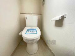 節水・静音設計でエネルギーを効率よく使用し省エネ。汚れをガードする構造でサッと一拭き、お手入れが簡単。手洗い付き。