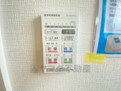 雨の日の洗濯も安心できる浴室暖房乾燥機付き浴室。リモコンで操作もボタン1つで簡単。 浴室暖房乾燥機には、暖房、乾燥、涼風、換気の4つの機能が付いています。タイマー付きです。