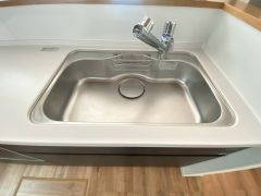 広々とした凸型シンクに洗剤ポケットを標準装備。大きなお鍋など洗いやすいです。洗剤や石鹸、スポンジもすっきりできる収納付き。