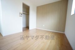 住む人のこだわりを活かす洋室＾＾日当たりがよく、寝室としての利用もおすすめ。広めのクローゼットもあり荷物もすっきり片付けれ、ゆとりのある暮らしが出来ます＾＾