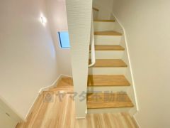 ご年配の方でも安心できる、手すり付き階段です＾＾段差も低めで設定されてますので安全性にも優れてますね＾＾