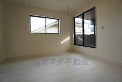 明るい洋室です。ナチュラル色のフローリングで開放的な優しい雰囲気になっています＾＾ベッドや机、ＴＶを置いてもゆとりのある広さです。