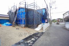 前面道路は交通量が少なく、小さなお子様がいるご家庭も安心です＾＾ カースペースは停めやすい並列駐車4台付き。