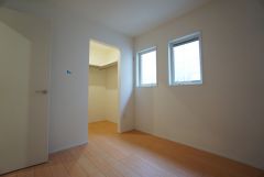 住む人のこだわりを活かす洋室＾＾日当たりがよく、寝室としての利用もおすすめ。広めのクローゼットもあり荷物もすっきり片付けれ、ゆとりのある暮らしが出来ます＾＾