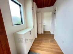 たっぷり収納できるシューズボックスです。家族全員の靴がきれいに整頓できます。棚の上にお花や写真を飾っても良いですね。