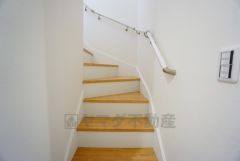 同仕様写真。ご年配の方でも安心できる、手すり付き階段です＾＾段差も低めで設定されてますので安全性にも優れてますね＾＾