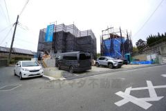 前面道路は交通量が少なく、小さなお子様がいるご家庭も安心です＾＾