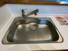 広々とした凸型シンクに洗剤ポケットを標準装備。大きなお鍋など洗いやすいです。洗剤や石鹸、スポンジもすっきりできる収納付き。