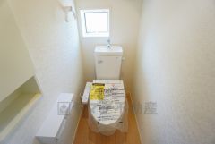 温水洗浄機付トイレです。節水機能もあるので、安心して使えますね。もちろん、1階2階の2ヶ所にトイレがあるので、忙しい朝にもゆとりができますね。