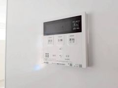 キッチン横からお湯張り、追い炊き、足し湯がボタン一つで楽々操作できる給湯機リモコンです＾＾忙しい夕飯の準備の時間帯に重宝しますね。