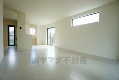 対面式キッチンを中心としたリビングダイニングで家族の会話が弾みそうです。