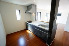 同仕様写真。対面式カウンターキッチンでお子様の様子が見守れます。カウンタートップは耐熱性に優れており、日ごろのお掃除もふき取るだけでＯＫ。ステンレスシンクも簡単にお掃除できますよ。