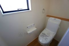 温水洗浄機付トイレです。節水機能もあるので、安心して使えますね。もちろん、1階2階の2ヶ所にトイレがあるので、忙しい朝にもゆとりができますね。