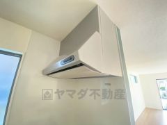 調理により発生する油煙や臭いを吸い込み、屋外へ排気してくれます。