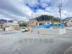 前面道路は公道西側約7.5ｍ、南側約5.9ｍ。幅広いため車の離合や駐車がスムーズです＾＾