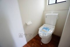 温水洗浄機付トイレです。節水機能もあるので、安心して使えますね。もちろん、1階2階の2ヶ所にトイレがあるので、忙しい朝にもゆとりができますね。