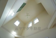 天井まで伸びる吹抜けのあるリビングは、自然光がたっぷりと差し込み、明るく開放的な空間を演出します。家族が自然と集まる、心地よい団らんの場に。上階とのつながりを感じられる設計で、住まい全体に一体感をもた