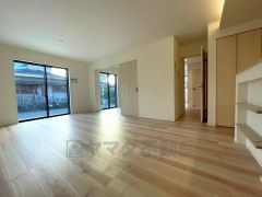 大きな窓のあるリビングは、陽光あふれる明るい空間です。居心地良く、ご家族皆がゆったり寛げる憩いの空間となりそうです。