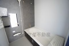 1坪サイズの浴室は、足をのばしてリラックスできます。浴室乾燥機付きなので、雨の日も気にせず洗濯物が干せます。