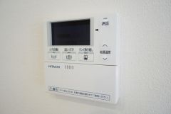 同仕様写真。給湯器リモコンはキッチン横からボタンひとつで操作が楽々。通話ボタン付きでお子様とも会話ができて安心です。
