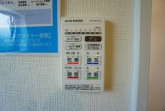 雨の日の洗濯も安心できる浴室暖房乾燥機付き浴室。リモコンで操作もボタン1つで簡単。