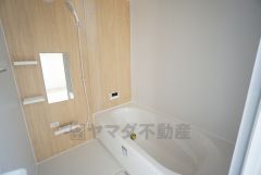 1坪サイズの浴室は、足をのばしてリラックスできます。浴室乾燥機付きなので、雨の日も気にせず洗濯物が干せます。