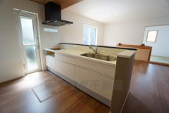 耐久性にも優れた人造大理石トップです。汚れもサッと拭き取ることができ、お掃除もラクラク。対面式キッチンが家族の会話も盛り上げます。