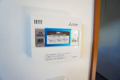 給湯器リモコンはキッチン横からボタンひとつで操作が楽々。通話ボタン付きでお子様とも会話ができて安心です。