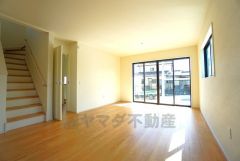 大きな窓のあるリビングは、陽光あふれる明るい空間です。居心地良く、ご家族皆がゆったり寛げる憩いの空間となりそうです。