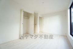 暖かい日差しが差し込む洋室。たっぷり収納できるクローゼット付きでお部屋の中をすっきりと快適に保てます。