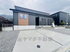 カースペースは停めやすい並列駐車、ゆとりのある計4台駐車出来ます＾＾ 前面道路は交通量が少なく駐車がスムーズにできます＾＾