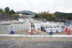 カースペースは停めやすい並列駐車2台付き。