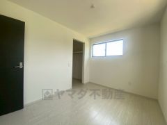 木目調のシンプルデザインで落ち着きと安らぎの空間に仕上げています。各部屋に収納が完備されているので、お荷物が多くなっても安心の設計です。