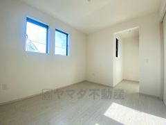 明るい洋室です。ナチュラル色のフローリングで開放的な優しい雰囲気になっています＾＾ベッドや机、ＴＶを置いてもゆとりのある広さです。