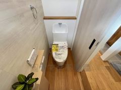 ウォシュレット付トイレです。節水機能もあるので、安心して使えますね。もちろん、1階2階の2ヶ所にトイレがあるので、忙しい朝にもゆとりができますね。