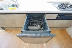 家事の時間が短縮できる食器洗浄乾燥機付。後片付けもラクラクです。 食器を洗う手間が減るので家族とのコミュニケーションの時間や自分の時間が増えますね。